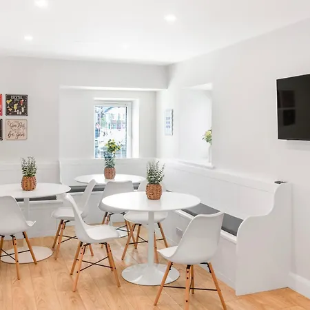 Gardiner House - 2 *